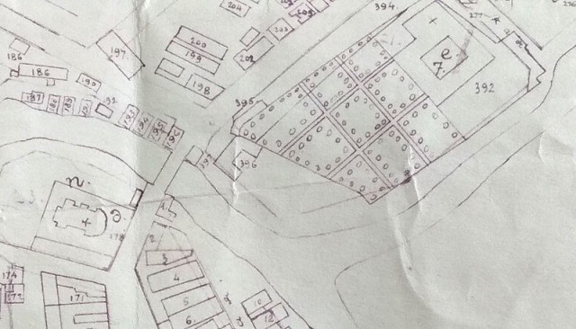 По центру розташований сад, нижче - контур Набережної. План 1869 року