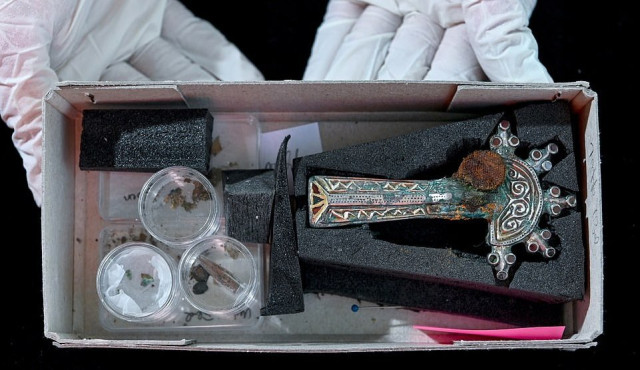 Ця вишукана застібка для одягу знаходиться в майстерні Landesmuseum für Vorgeschichte для подальшого вивчення. Вважається, що затискачі, на яких є шматочки застряглого текстилю, вказують на присутність німецьких племен: лонгобардів, алеманів або тюрингів