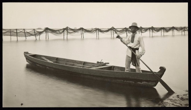 Поліський човняр. Фото початку ХХ століття (фото з сайта Lodomeria)