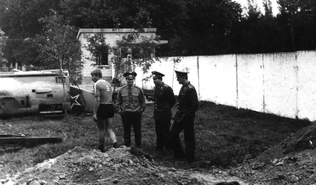 Встановлення літака на постамент 1987 рік