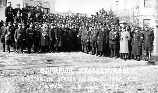 Будинок Рафаловських справа на фото під час загальнодержавної зустрічі пожежників