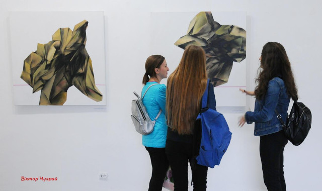 Глядачки біля робіт В.Холодного