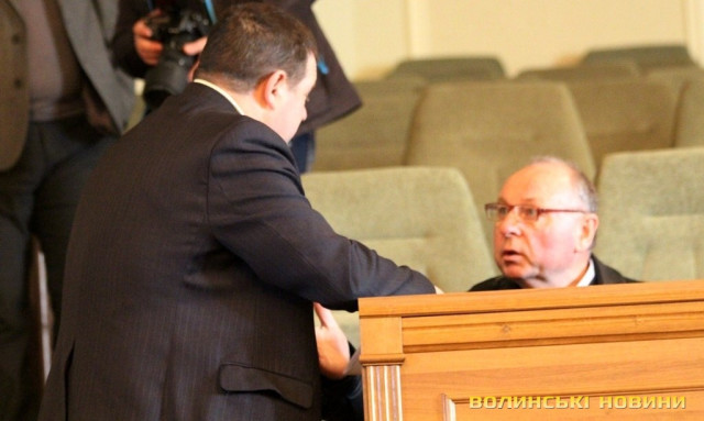 Праворуч Василь Пецентій