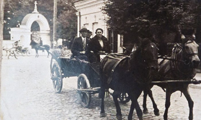 Родина Ковалкових у Луцьку. Фото з книги Чеській загальноосвітній школі – 90 років