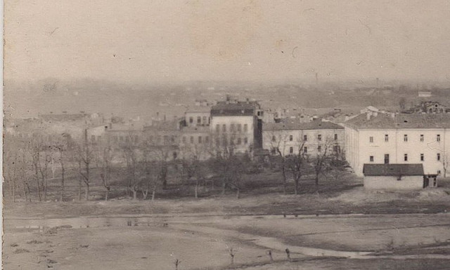 Окружний суд (справа) і міський сад (по центру)