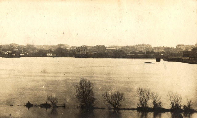 Повінь на Мокрому лузі в 1920-х. У лівій частині кадру, де вода, нині стоїть школа №3