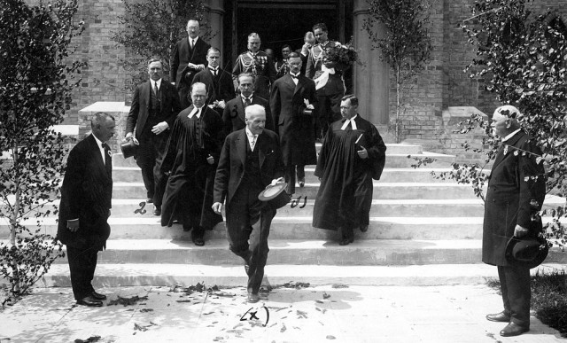 Президент Мосціцький з делегацією виходить з кірхи, 1929 рік. Фото Національного цифрового архіву Польщі