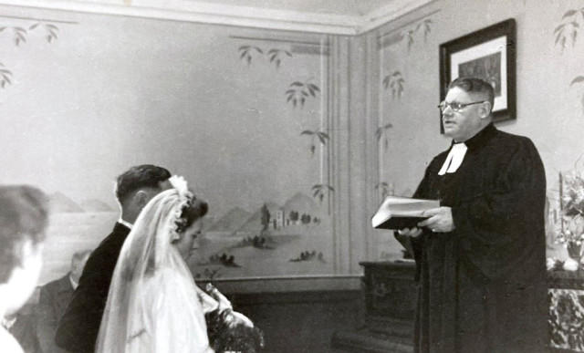 Пастор Ярослав Опоченський проводить процедуру вінчання. Фото з memoryofnations.sk