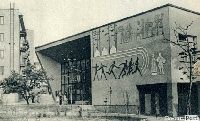 Кінотеатр «Зміна» був збудований у 1963 році і є яскравим прикладом радянського модернізму