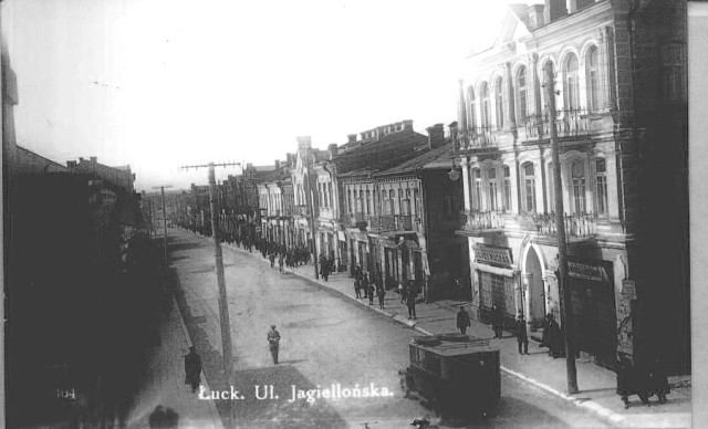 Автобус на вулиці Ягеллонській. Будинок справа існує, за ним – нинішній ЦНАП