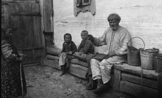 Батько із дітьми, с. Кричильськ Сарненського повіту, 1920-ті рр.