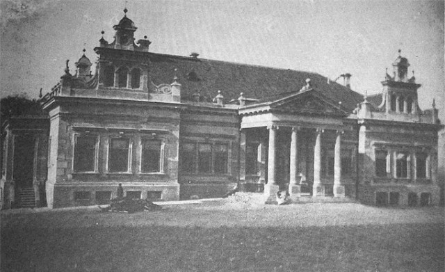 Мабуть, єдина відома фотографія палацу. Зображення з книги Романа Афтаназі Dzieje rezydencji na dawnych kresach Rzeczypospolitej