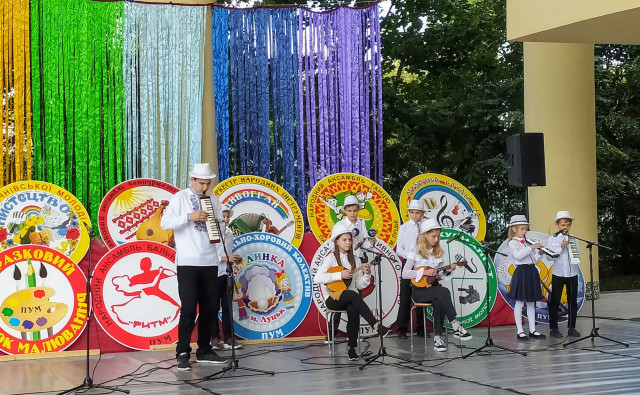 Виступає ансамбль домристів «Тоніка» Валентини Тимчишиної