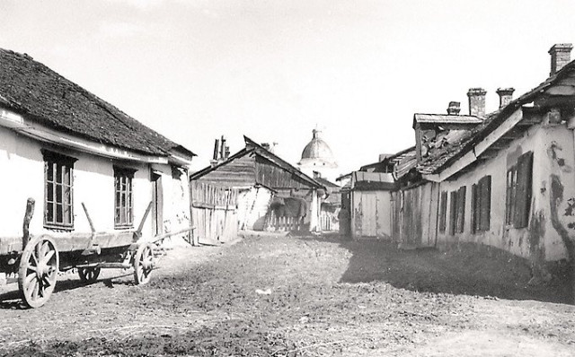 Одна з брудних вулиць міста - у єврейському кварталі Жидівщина. Суцільне болото між будівлями. По центру вдалині - костел Петра і Павла. Фото з приватної колекції.