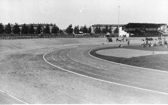 Бігові доріжки та велосипедний тор на новому стадіоні, 1933 рік