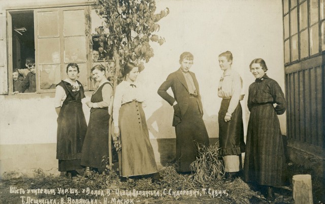 Вчительки зі Львова в українській школі у Володимирі-Волинському, 1916 р.