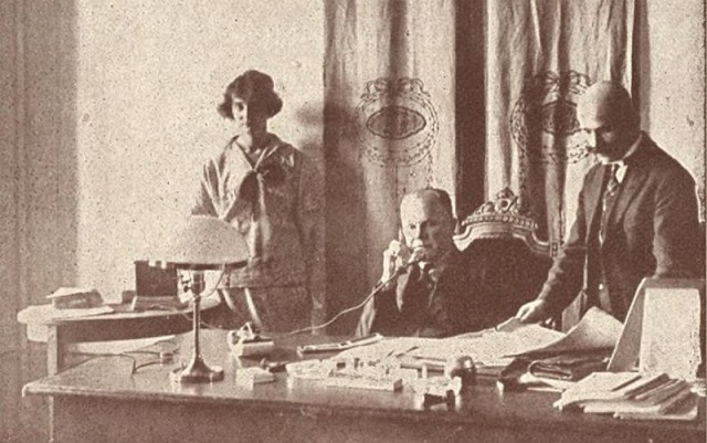 Болеслав Жєліньський у своєму кабінеті в Луцькому магістраті