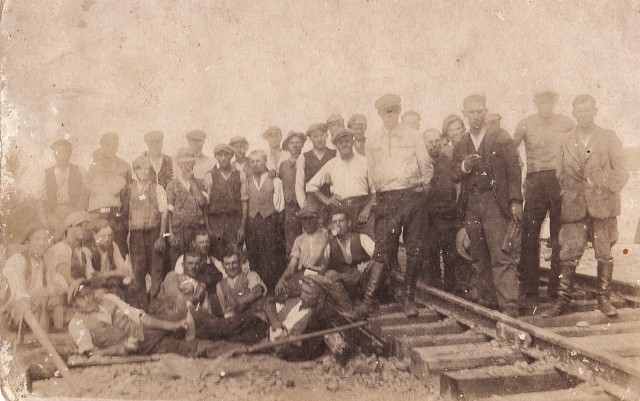 Будівники колії Луцьк-Стоянів біля Бран, 1927 рік