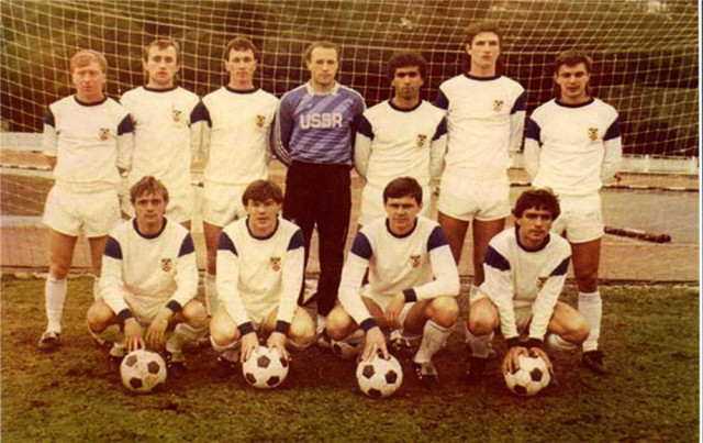 Металіст 1989 року. Другий ліворуч у верхньому ряду Борис Деркач