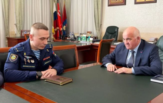 Олег Морозов, командир 331 полку, з губернатором Костромської обасті РФ
