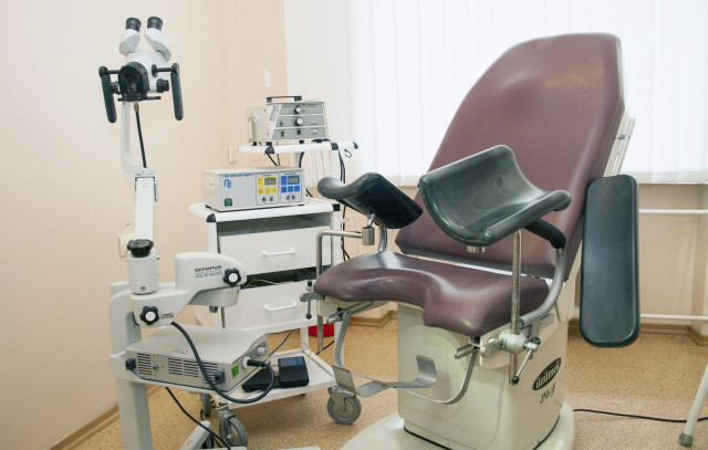 Кольпоскоп в гінекологічному кабінеті поліклініки