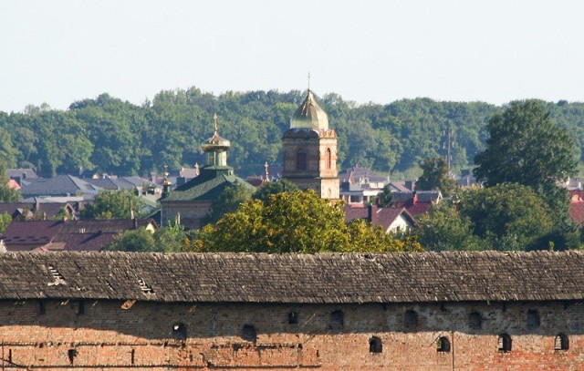 Церква в Рованцях і замковий мур