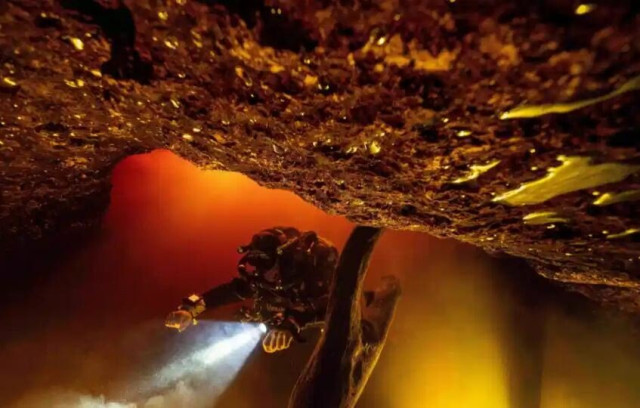 Дайвер Джейсон Галлі запливає у Літл-Рівер-Спрінг під час повені в Мексиці