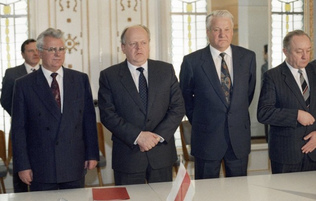Леонід Кравчук (ліворуч), Станіслав Шушкевич (центр) та Борис Єльцин (2 праворуч) після підписання угоди про створення СНД у Біловезькій пущі