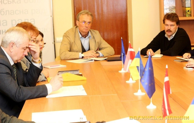 Юрій Казмірук на фото в центрі світлини