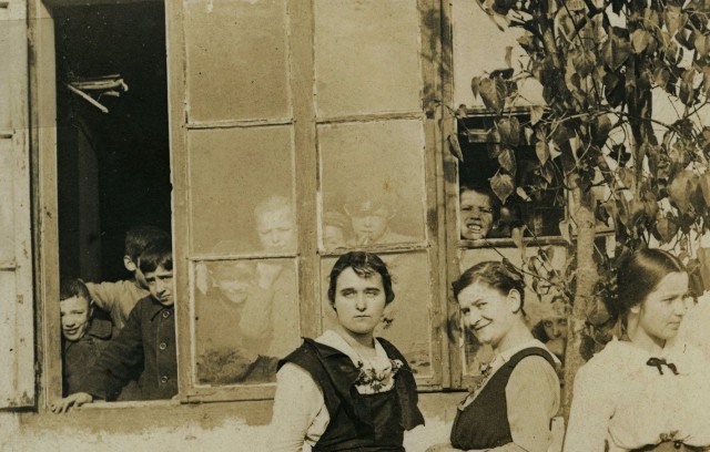 Учні виглядають через вікно школи, Володимир-Волинський, 1916 р.