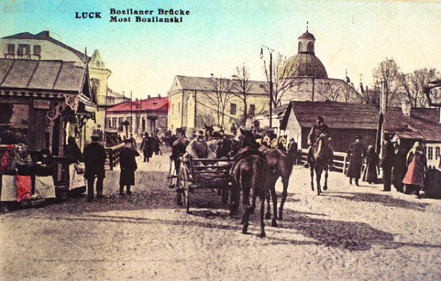 На мосту кипіло життя