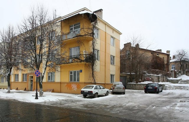Будинок за проектом Сергія Тимошенка і поворот на колишню вулицю Затишшя (праворуч)