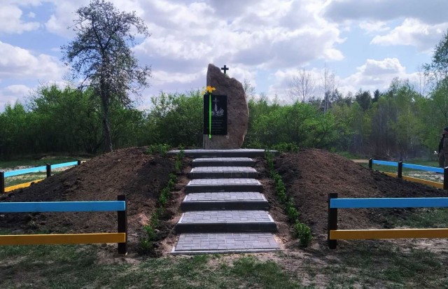 Пам’ятник на честь жителів хутора Окуріка, спаленого гітлерівцями у роки Другої світової війни. Фото з Фейсбук-сторінки ДП «Любешівське лісомисливське господарство».