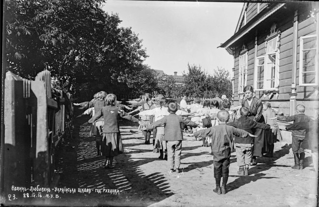 Любомль. Руханка в українській школі