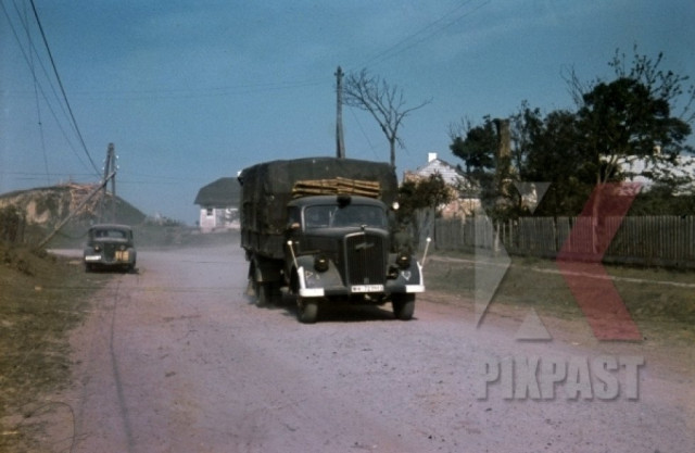 Вантажівка Opel Blitz і штабна машина