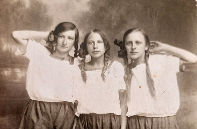 Чеські дівчата на Волині. Фото з volynaci.cz