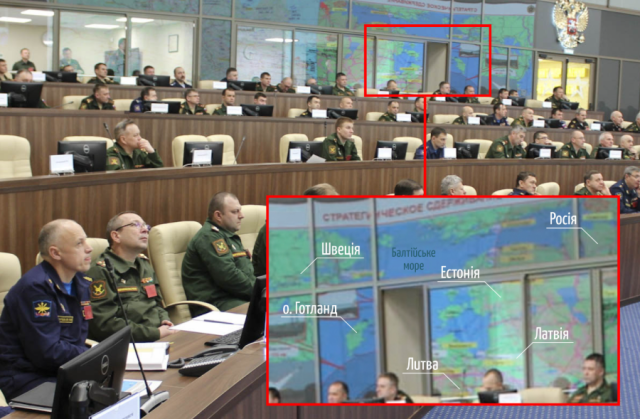 Чергова гра в березні 2017 року. На екрані позаду них – карта з військовими планами. Екран у кадр не потрапив, але карту видно у відображенні скляних дверей