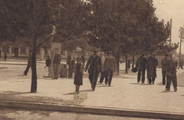 Колонка біля парку на фото 1930-х (зліва біля дороги)