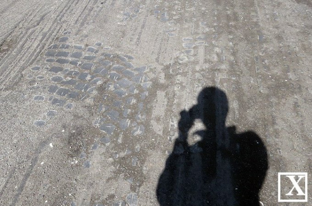 На зовсім невеликій глибині (кілька сантиметрів) на початку вулиці Винниченка виявилася ось така бруківка