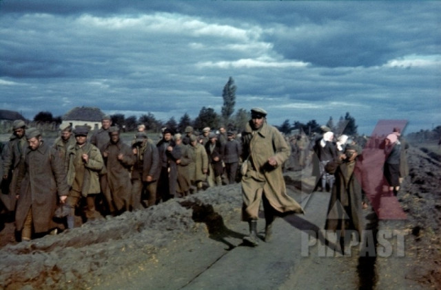 Захоплених військовополонених ведуть в табір