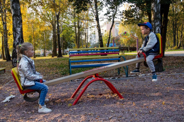 А діти облюбували майданчик Карамелька