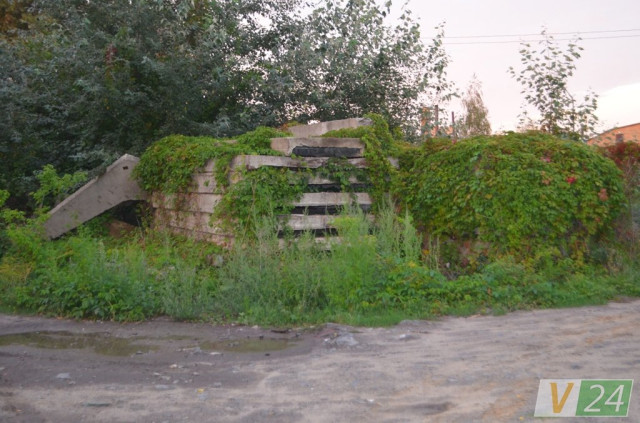 Сотні плит лежать забутим вантажем за парканом колишнього заводуСотні плит лежать забутим вантажем за парканом колишнього заводу