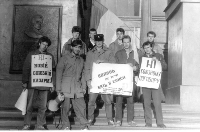 Петро Шеревера, Сергій Даценко, Сергій Годлевський, Володимир Собчук, Віктор Ковальчук, Ігор Щербатюк і Володимир Кревейко біля корпусу університету Тараса Шевченка під час Студентської голодівки