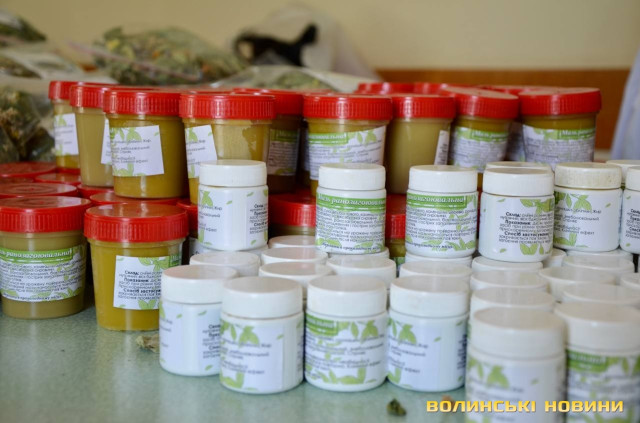 До складу авторської мазі Лариси Радько входять олійні розчини звіробою, сухоцвіту багнового, календули, деревію, ромашки, обліпихи, жир нутряний, віск бджолиний