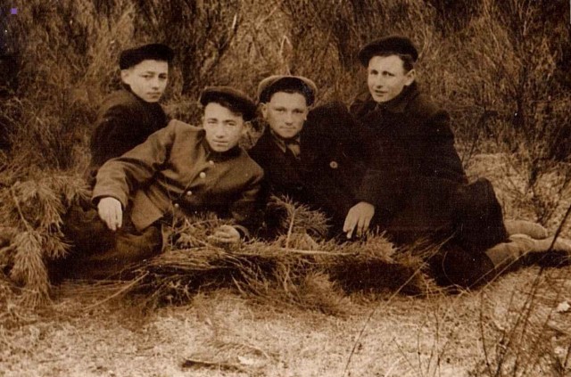 Хлопці-семикласники, 1954 рік