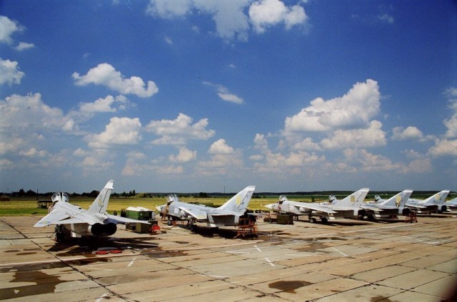 Фронтові бомбардувальники Су 24 на Луцькому військовому аеродромі 1998 рік