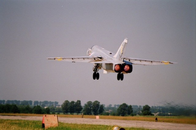 Зліт фронтового бомбардувальника Су 24 з Луцького військового аеродрому 1998 рік