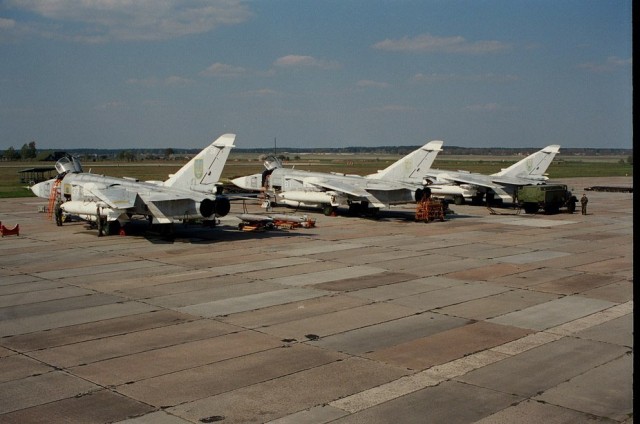 Фронтові бомбардувальники Су 24М на Луцькому військовому аеродромі 28 квітня 2004 року