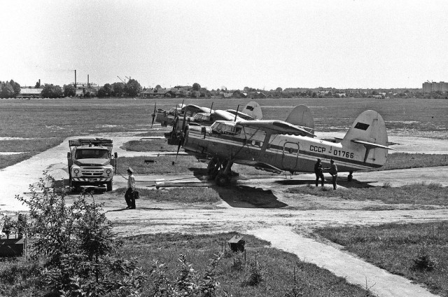 Старий Луцький цивільний аеропорт в районі сучасного гіпермаркету Там Там Березень 1980 року