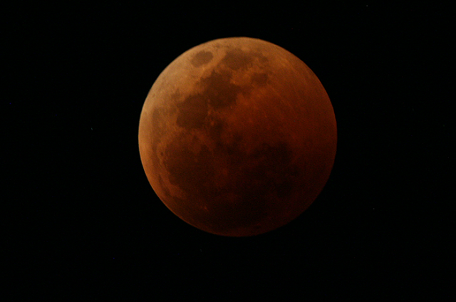 Таким Місяць уже був, коли розвиднилося у пункті спостереження. Ближче до середини затемнення